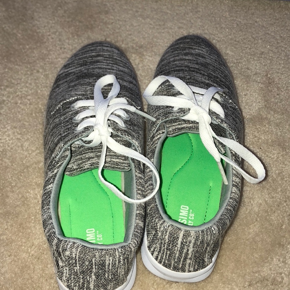 Tennis shoes - Picture 2 of 5